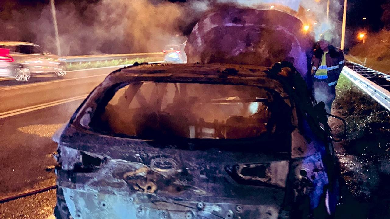 De auto brandde uit op de A73 bij Boxmeer (foto: X/Wis_Robert).