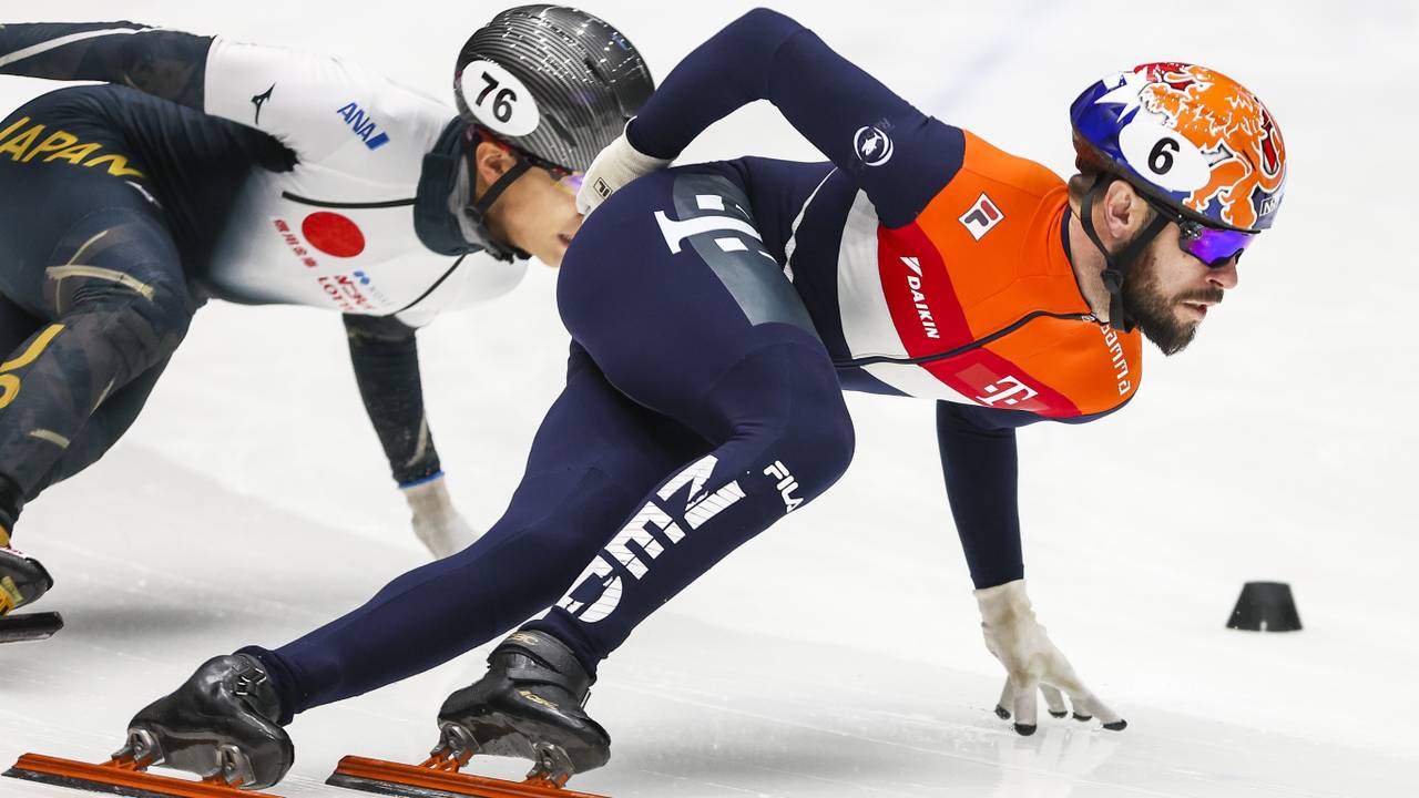 Sjinkie Knegt tijdens de laatste dag van de ISU World Cup Shorttrack 2023 (foto: ANP).