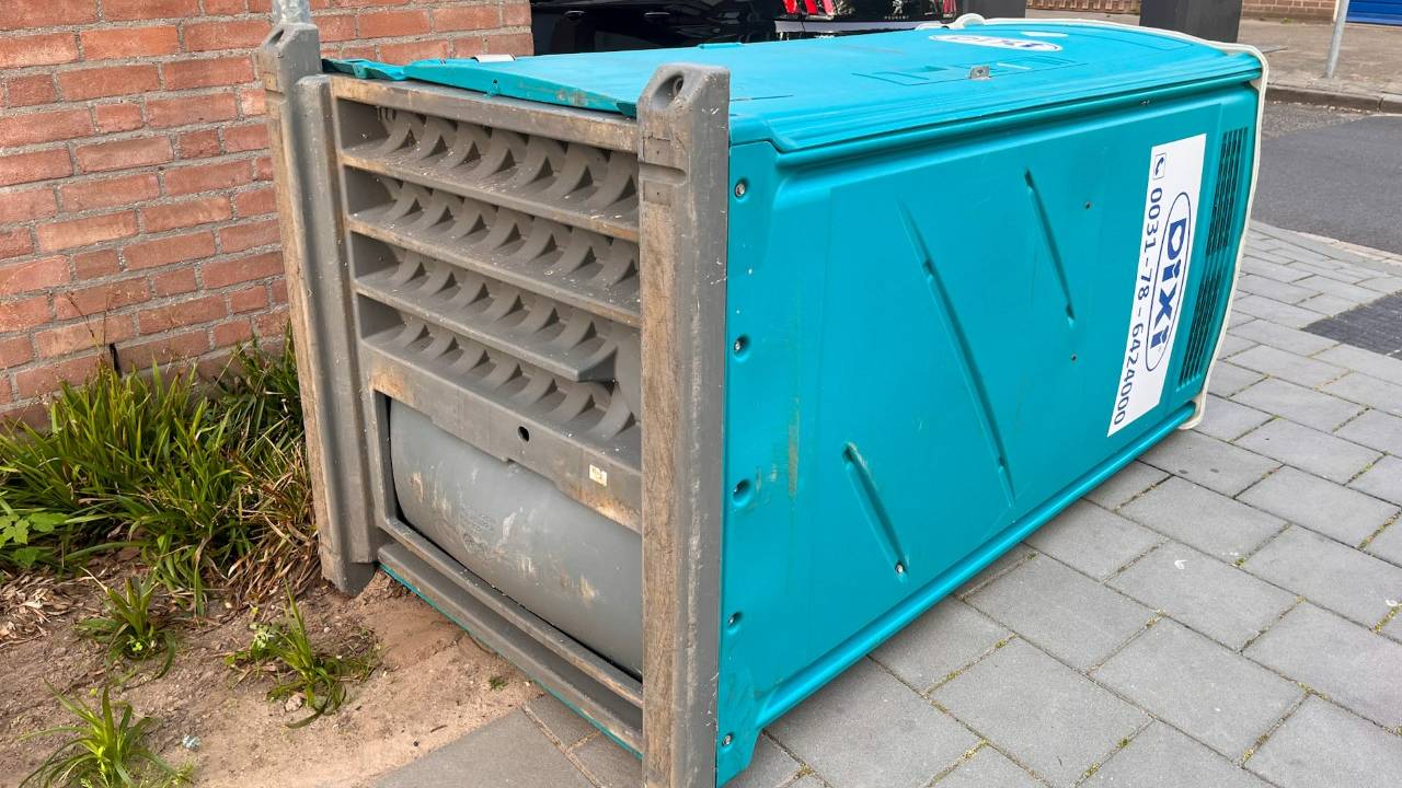 Vandalen gooiden onder meer dit Dixi-toilet in Oss om (foto: Gabor Heeres/SQ Vision).