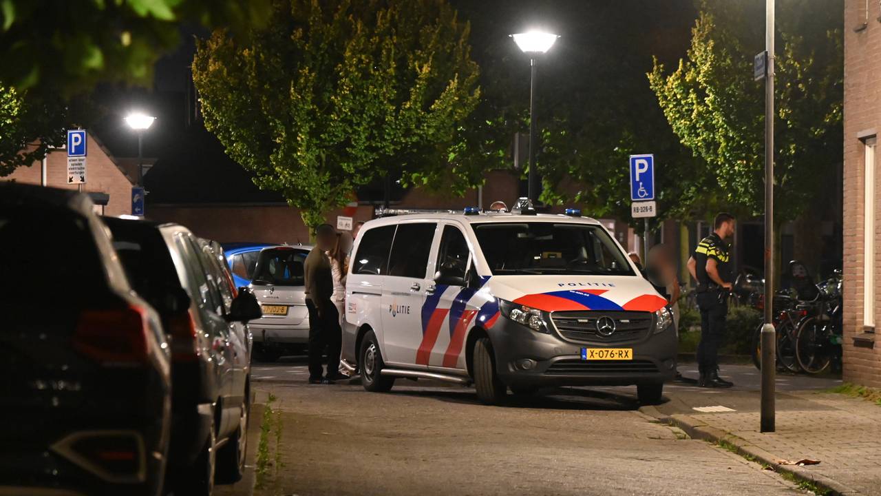 De politie doet onderzoek aan de  Ernst Casimirstraat in Breda (foto: Perry Roovers/SQ Vision).