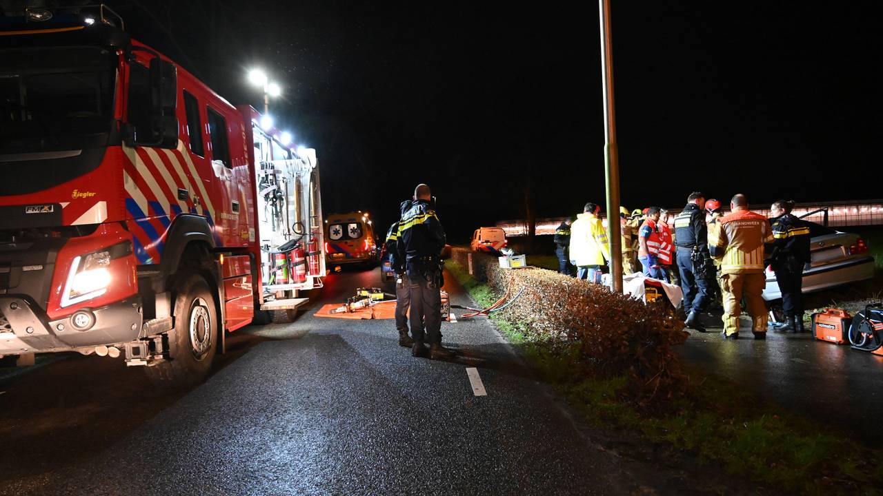 De auto kwam na de botsing tegen de boom op het fietspad naast de Bredasebaan in Sprundel tot stilstand (foto: Perry Roovers/SQ Vision).