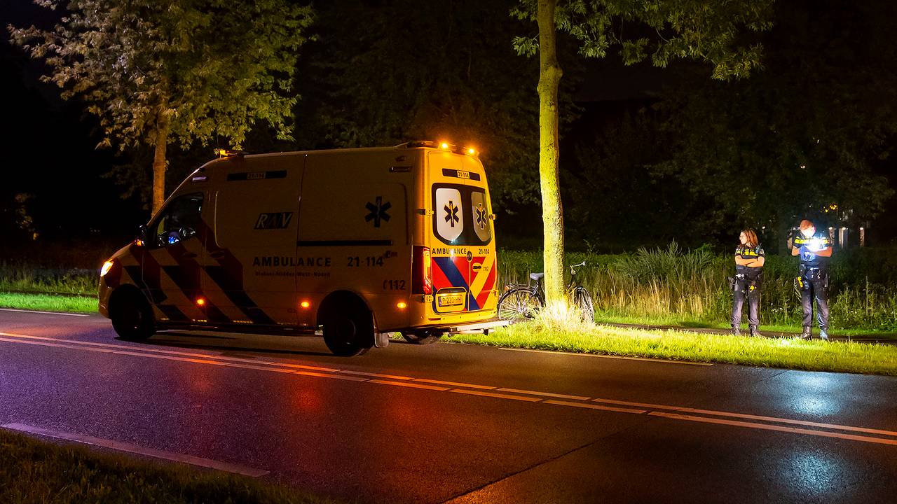 De gewonde fietsster is naar een ziekenhuis gebracht (foto: Gabor Heeres/SQ Vision).