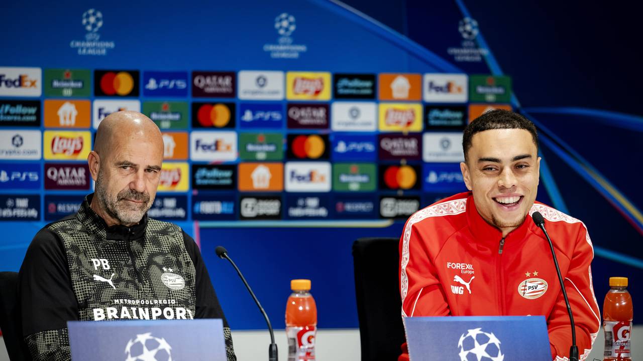 Peter Bosz en Sergiño Dest op de persconferentie in aanloop naar PSV-Napoli.