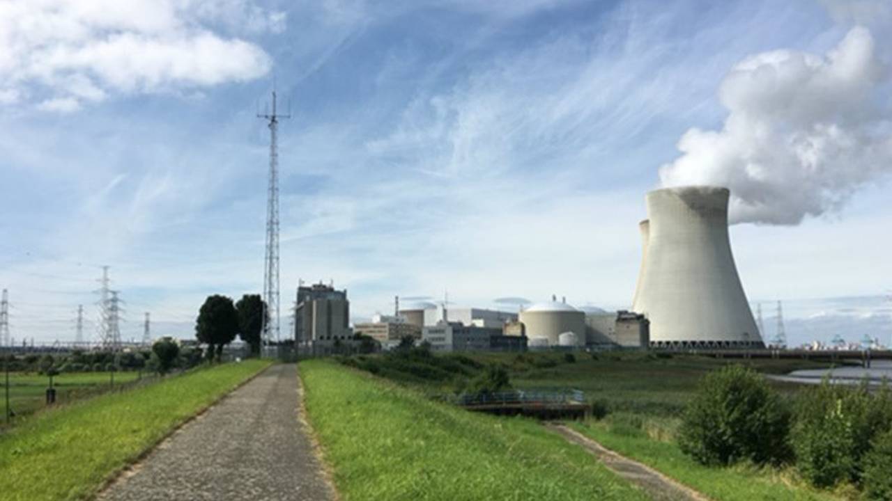 De kerncentrale in Doel, ten zuiden van de gemeente Woensdrecht (foto: archief).