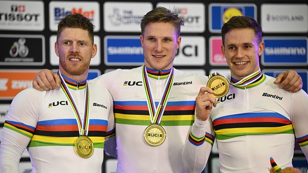 Lavreysen (rechts) en Hoogland (midden) behaalden samen nog de wereldtitel op de teamsprint (Foto: ANP)
