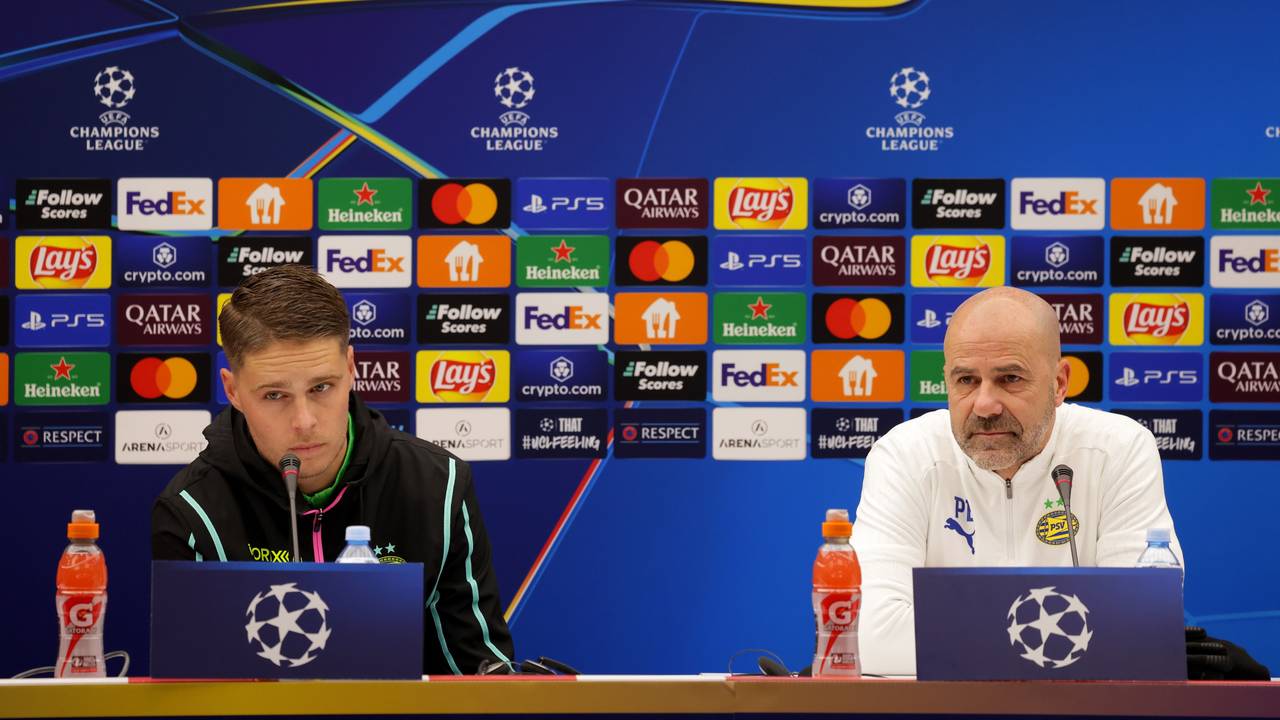 Joey Veerman en Peter Bosz bij de persconferentie (foto: ANP).