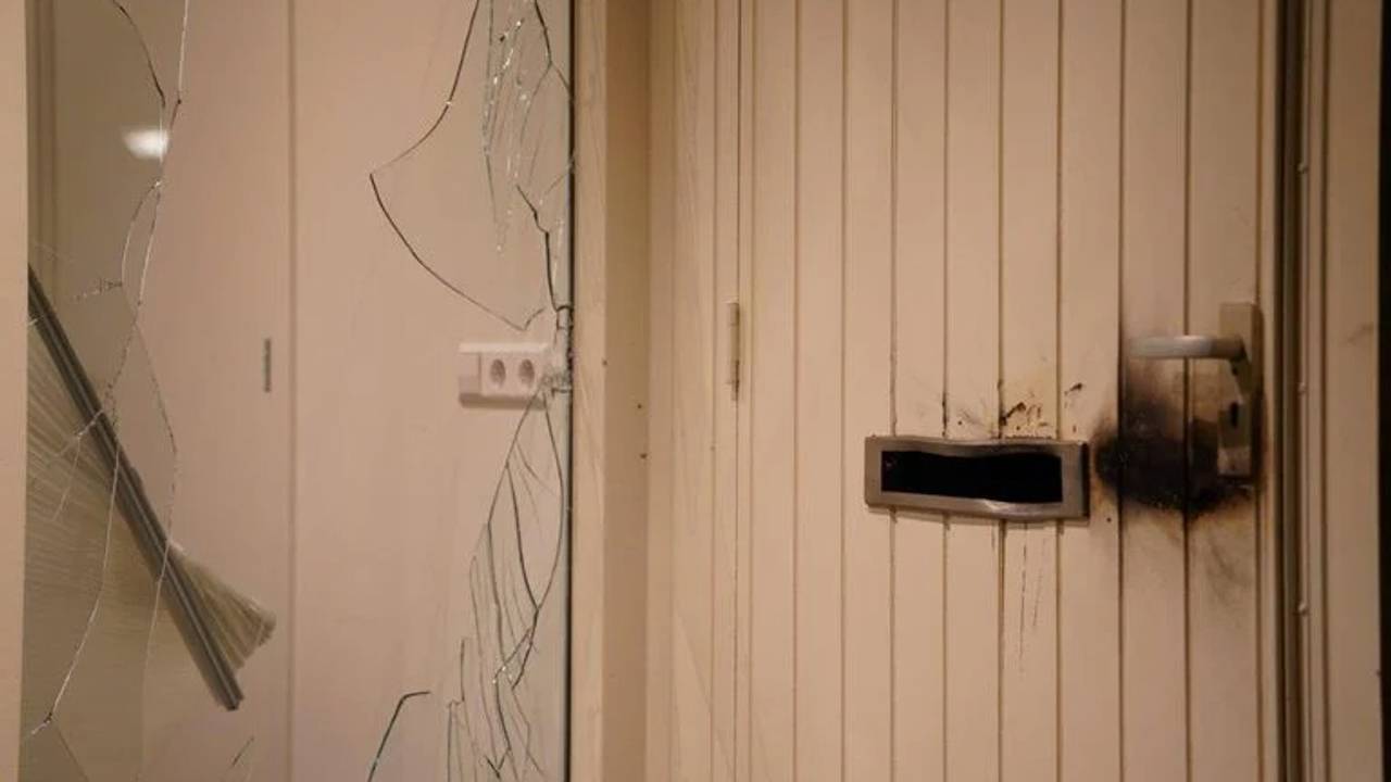 Na de explosie was de voordeur compleet vernield (foto: Bart Meesters).