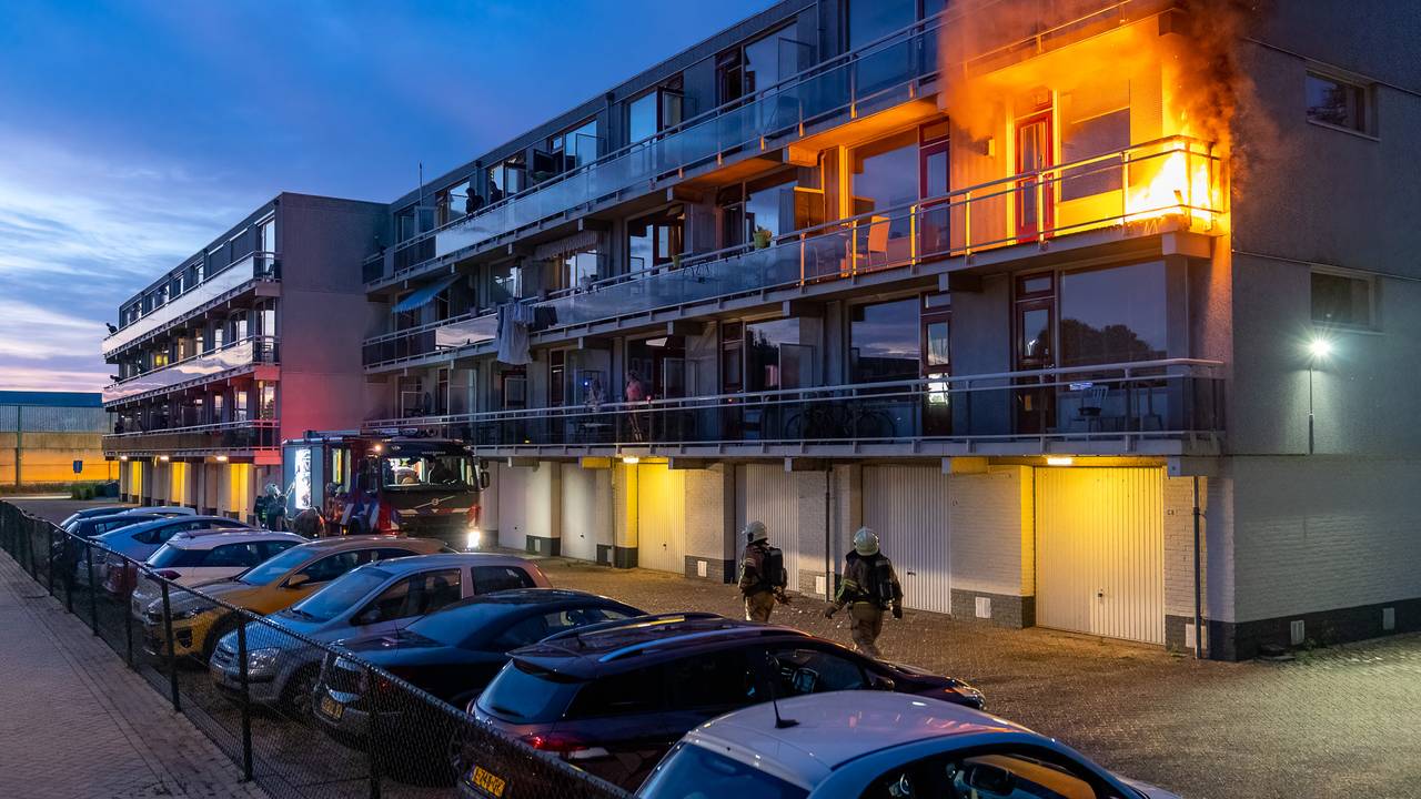 Plant op balkon staat in brand (foto:SQ Vision mediaprodukties/ Iwan van Dun)