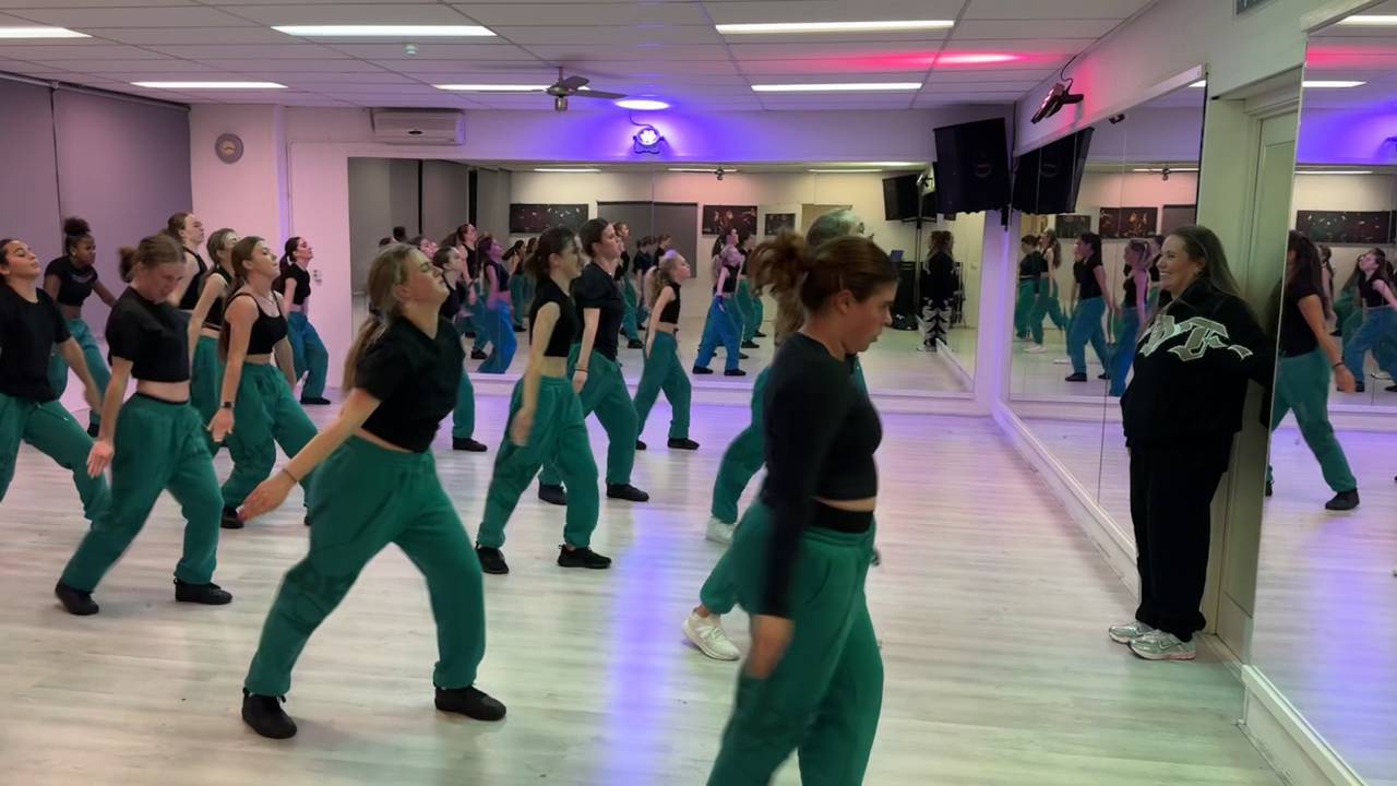 Dansinstructrice Tamara Snoeren van De Dansfabriek tijdens één van haar lessen (foto: Niek de Bruijn)