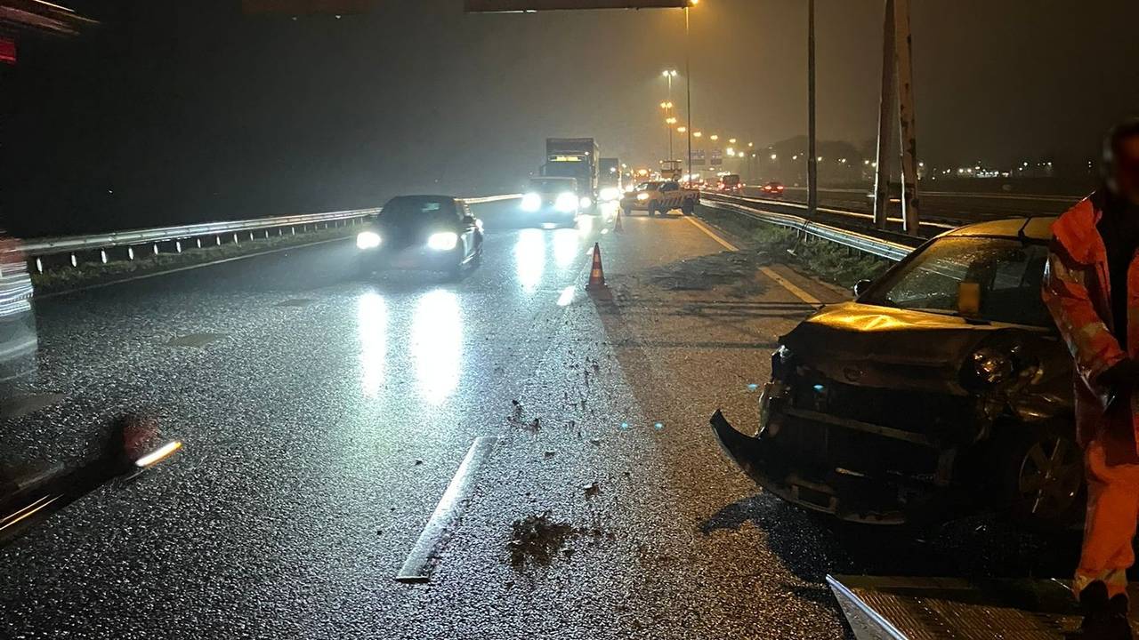 Het ongeluk gebeurde op de A27 bij Nieuwendijk (foto: X/Rijkswaterstaat Verkeersinformatie).