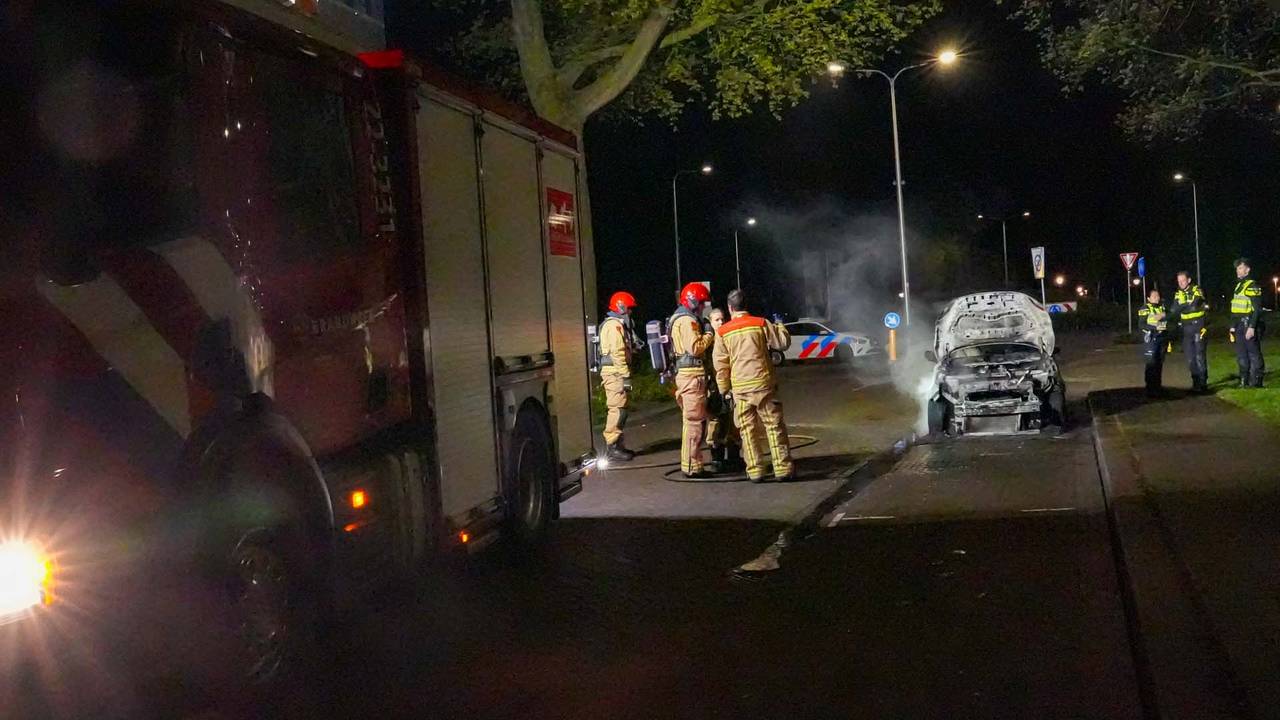 Hoe de autobrand aan de Arbergstraat in Helmond kon ontstaan, wordt onderzocht (foto: Harrie Grijseels/SQ Vision).