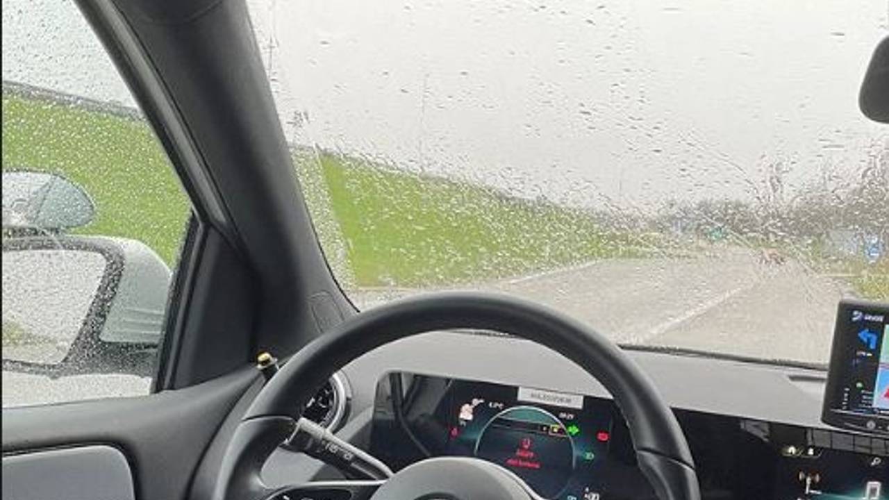 Agenten zagen de automobilist slingerend bij Best rijden (foto: Instagram jeugdagenten Best-Oirschot).