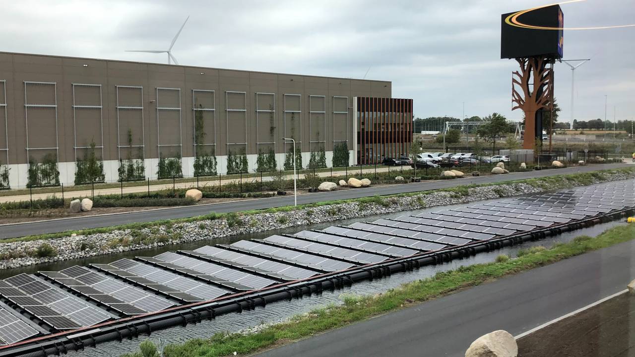 Wadi met daarop de drijvende zonnepanelen (foto: Willem-Jan Joachems)