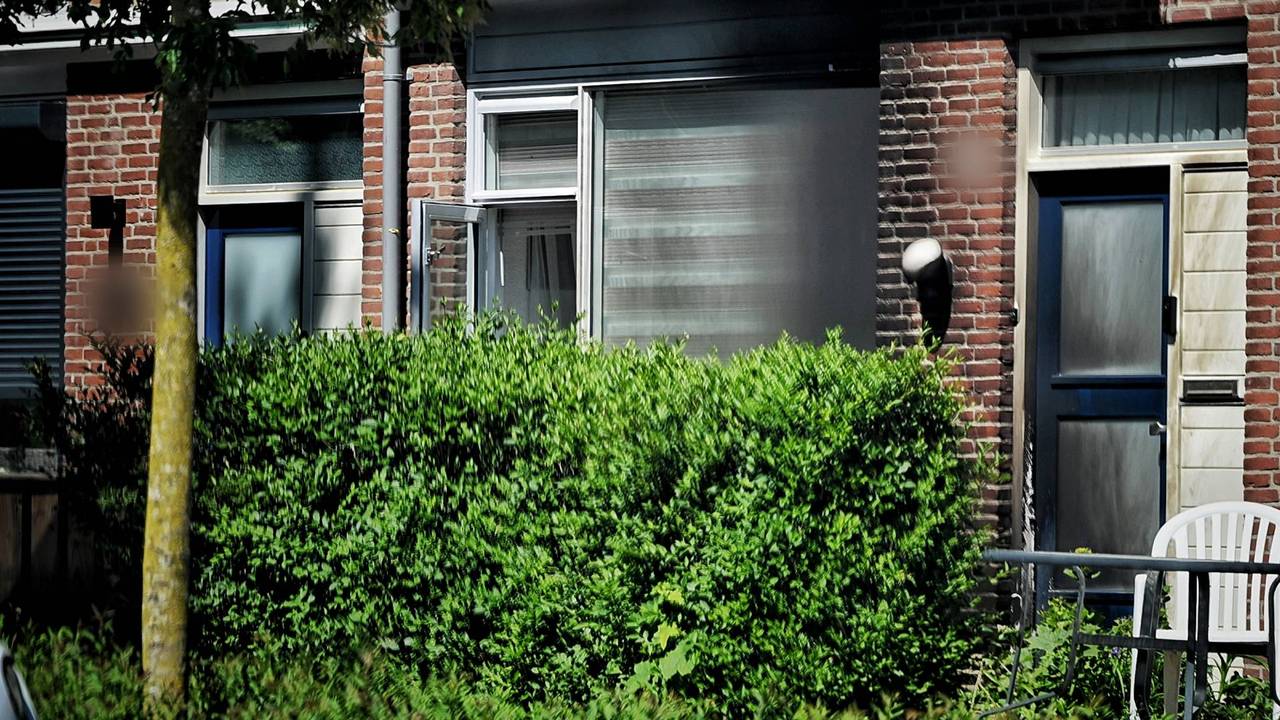 Bij dit huis was zaterdagnacht een explosie (Foto: Persbureau Heitink).