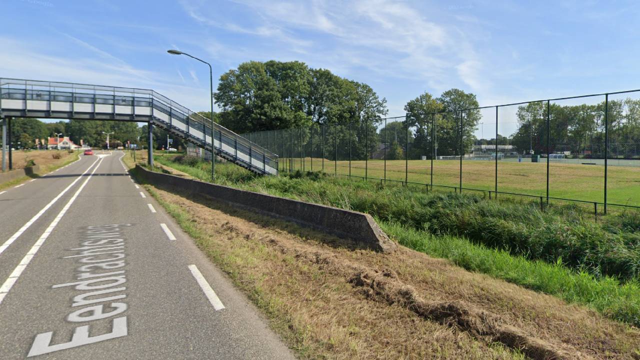 De trainingsvelden van voetbalvereniging RFC in Raamsdonksveer, zijn de beoogde plek voor een opvanglocatie (foto: Google Streetview)