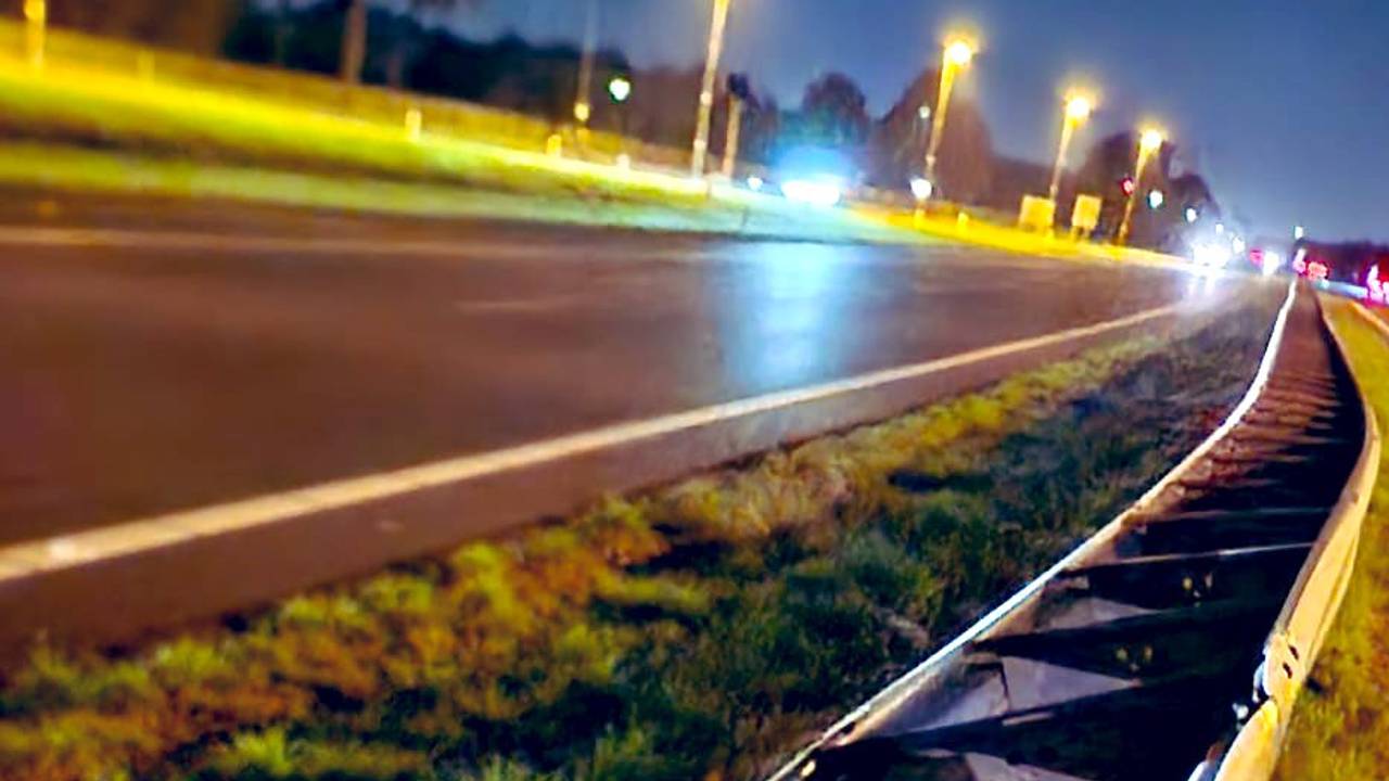 De vangrail raakte bij de crash op de A50 bij Sint-Oedenrode aanzienlijk beschadigd (foto: X/Wis_Robert).