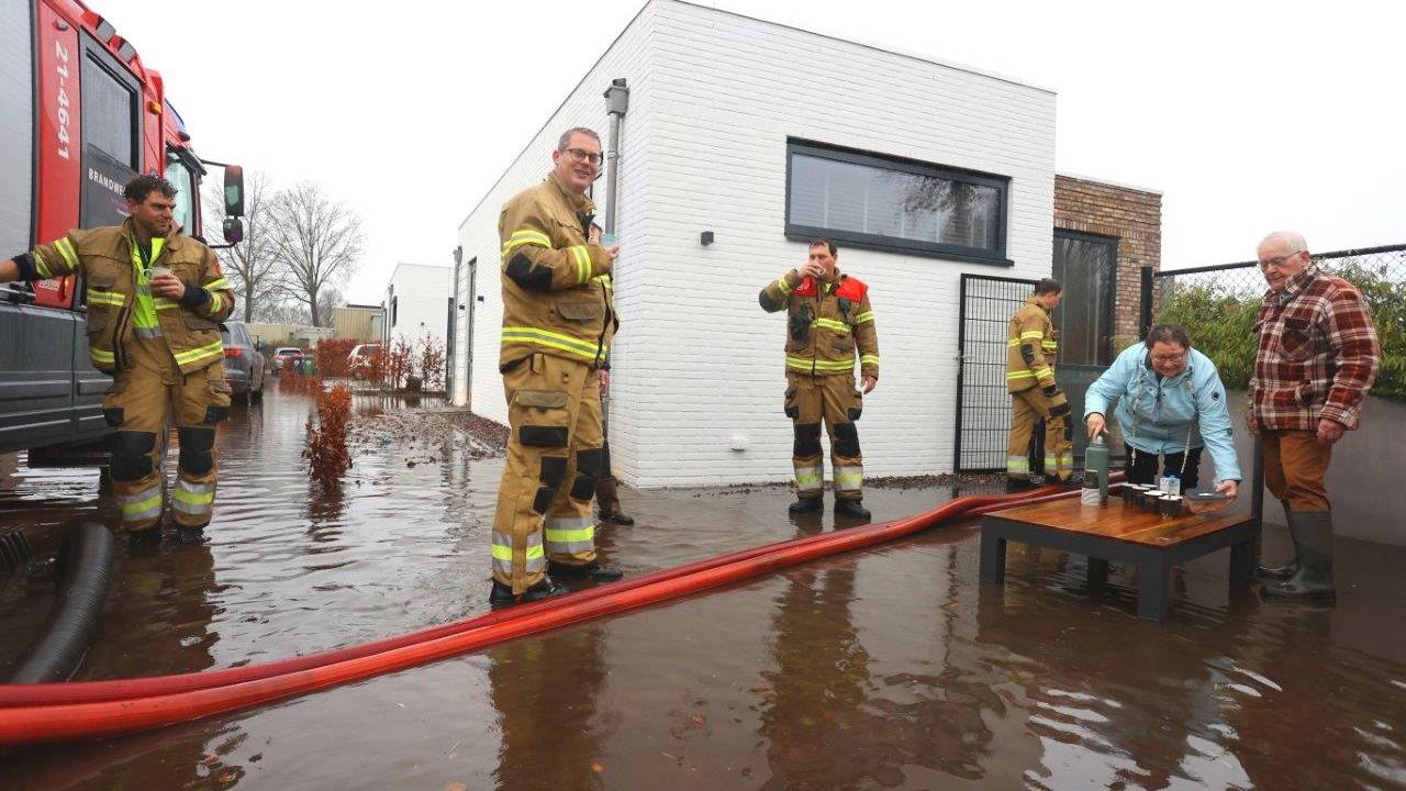 Henk en Marianne drinken een kop koffie.
