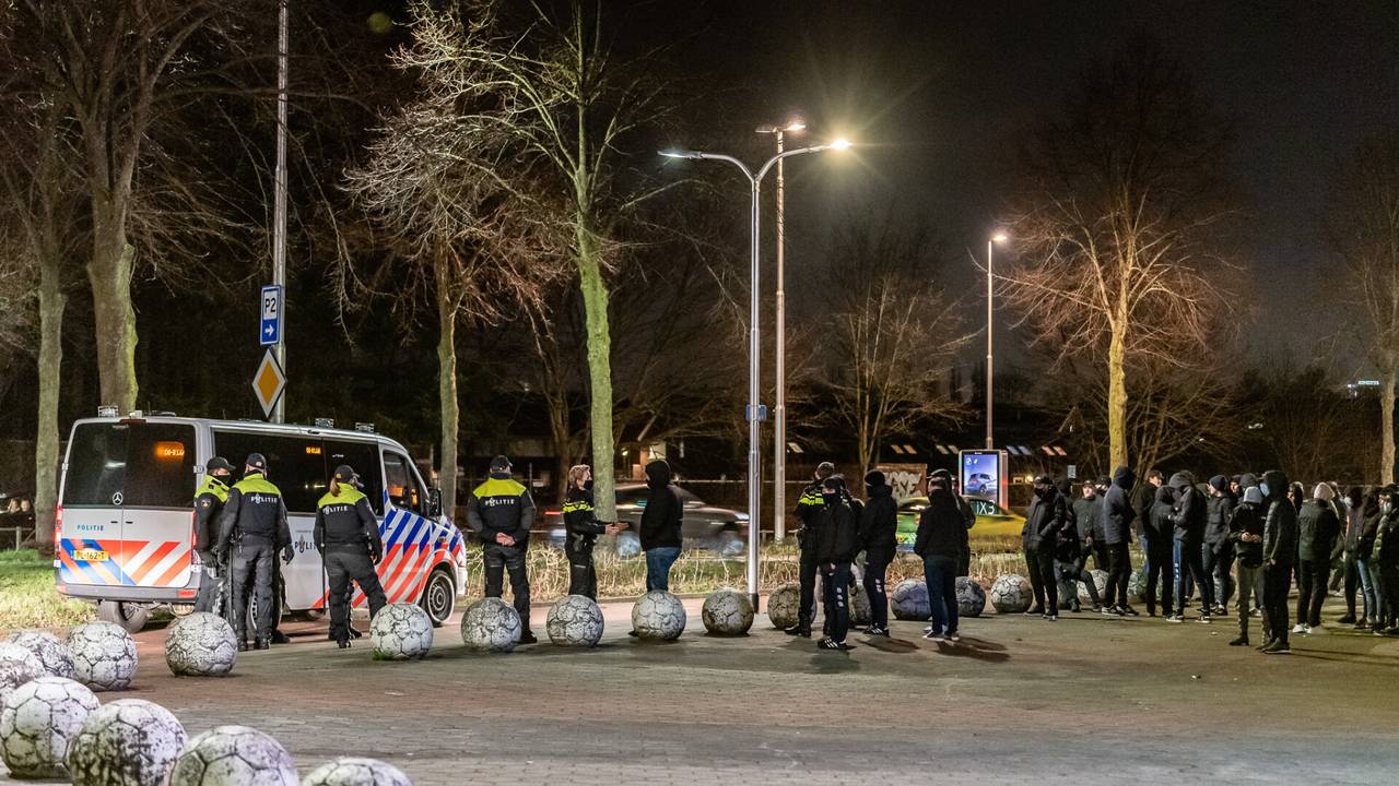 Willem II supporters bij het stadion in Tilburg