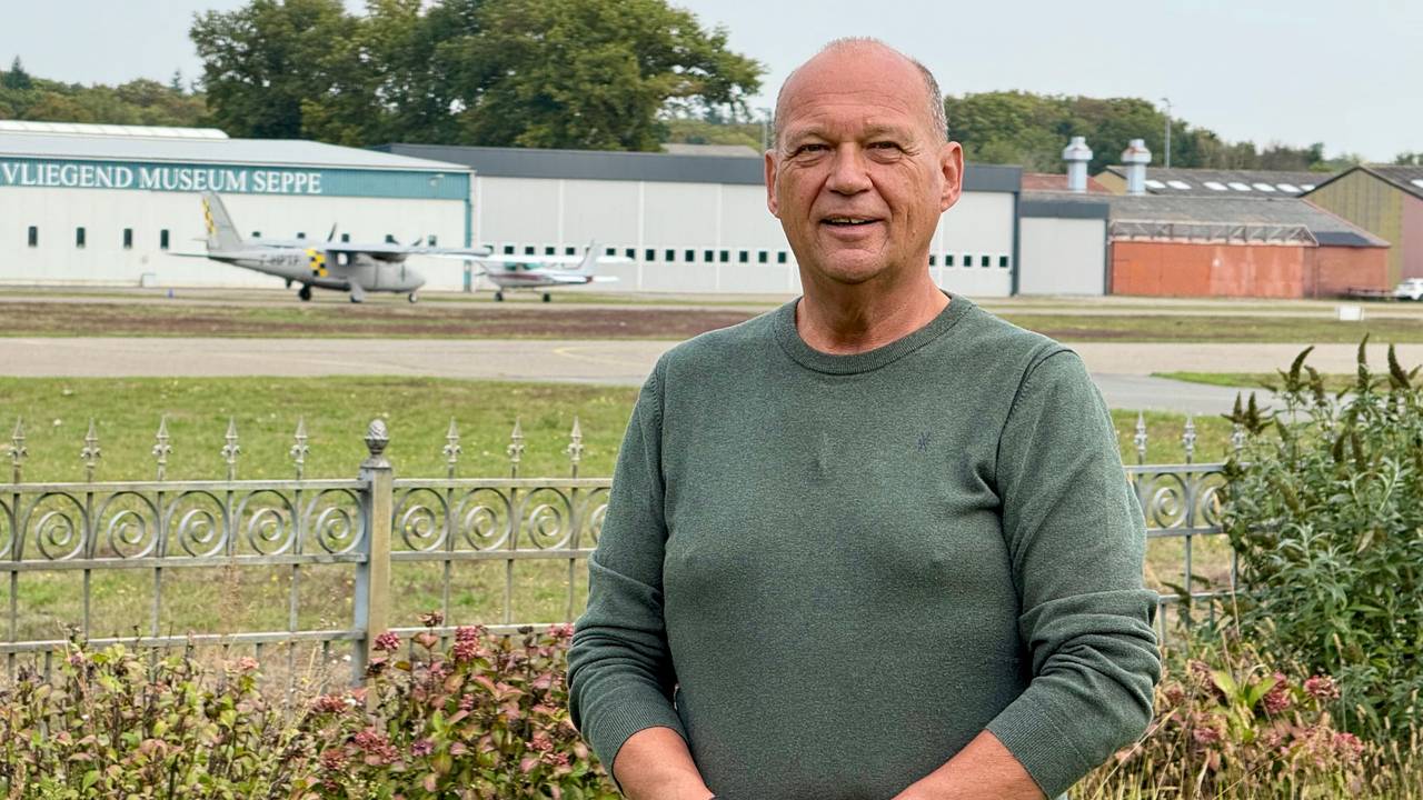 Anton Zagers in zijn tuin die grenst aan de landingsbaan van Breda International Airport (foto: Erik Peeters).
