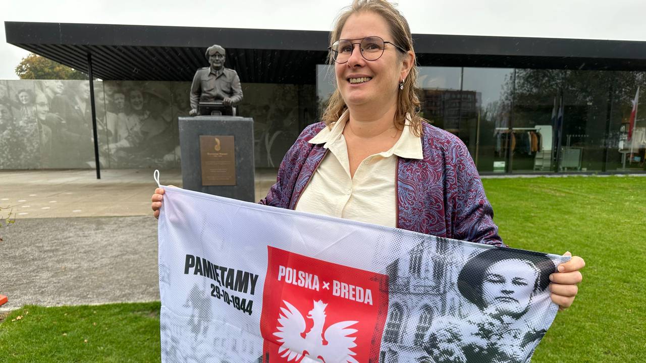 Wendy Dujardin met de speciale bevrijdingsvlag (foto: Ronald Sträter).