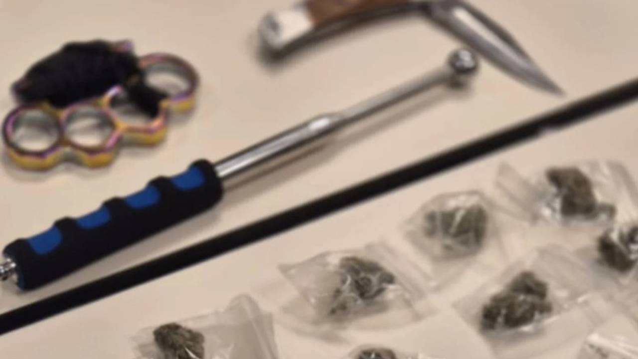 Wat de politie in de auto vond (foto: Politie Wijkagenten Breda Zuid West).