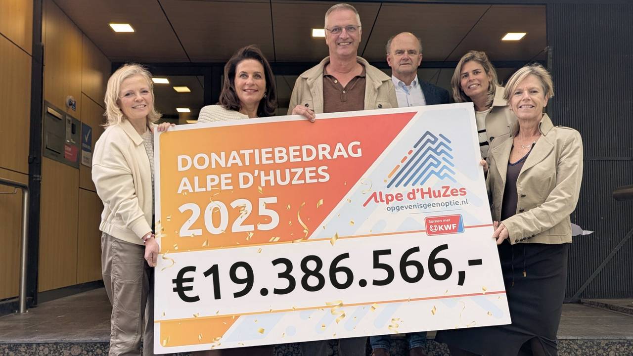 Bestuursleden van Alpe d'huZes en de directie van KWF Kankerbestrijding zijn trots (foto: Alpe d'HuZes).