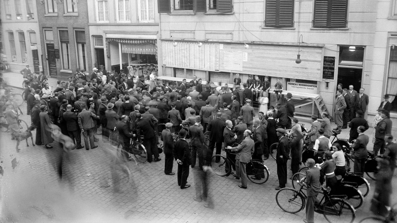 Belangstelling voor de uitslagen van de verkiezingen voor de Tweede Kamer in 1937 in Den Bosch (Foto: Fotopersbureau Het Zuiden, via erfgoed 's-Hertogenbosch)