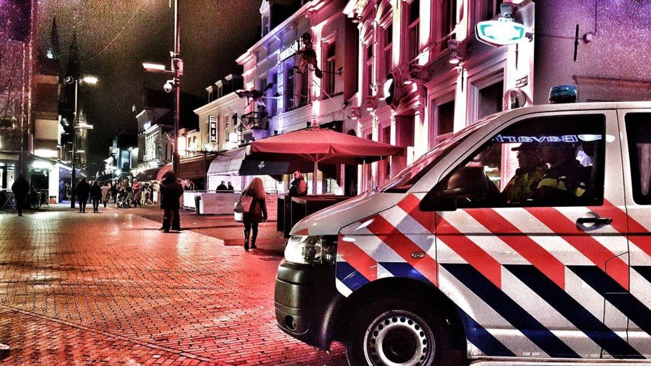 Man (30) gewond aan hals bij steekpartij in uitgaansgebied