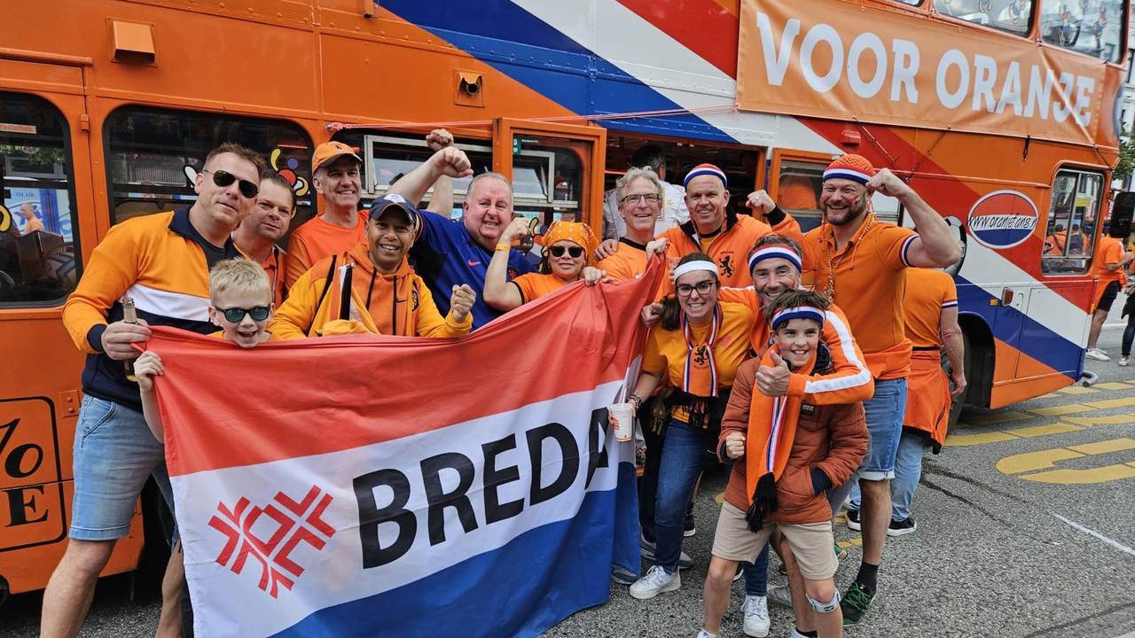 Patrick en Sjoerd met andere Bredanaars bij de Oranjebus (foto: Patrick Sneller).