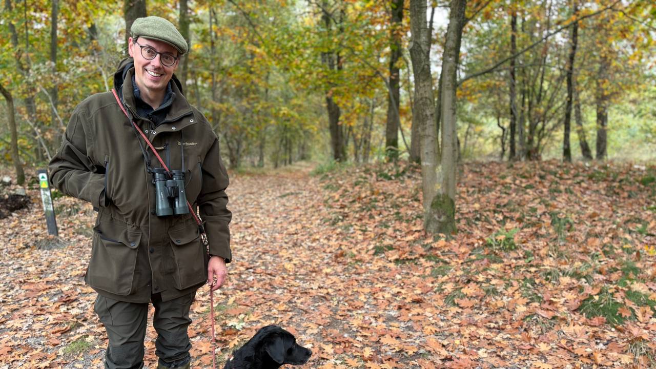Christiaan van Daalen is klaar om met zijn hond Pip op jacht te gaan (foto: Wilco Zonneveld).