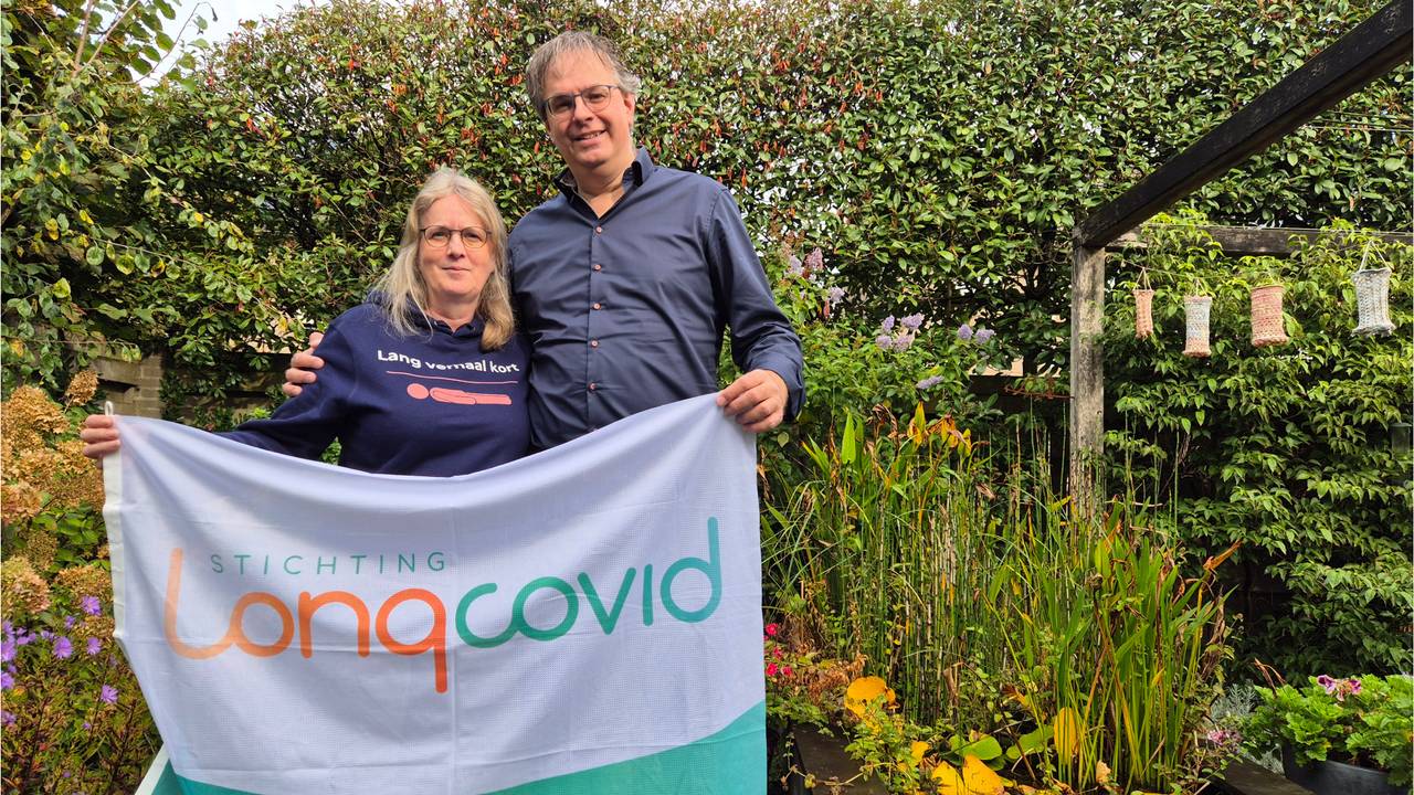 Ron van Dolen loopt van Oosterhout naar Amsterdam, voor zijn vrouw Ilse die long covid heeft (foto: Niek de Bruijn).