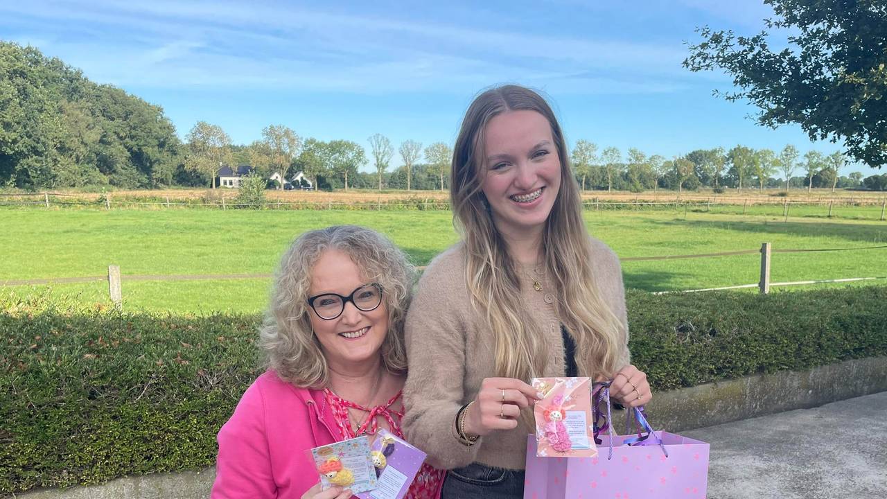 Sonja en Silke met de wenspoppetjes (eigen foto).