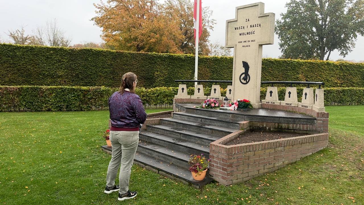 Wendy Dujardin op het Poolse ereveld aan de Ettensebaan in Breda (foto: Ronald Sträter).