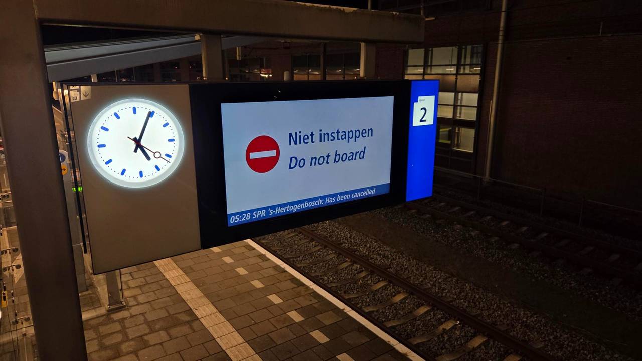 Urenlang geen treinverkeer rondom Den Bosch door problemen met nieuw spoor