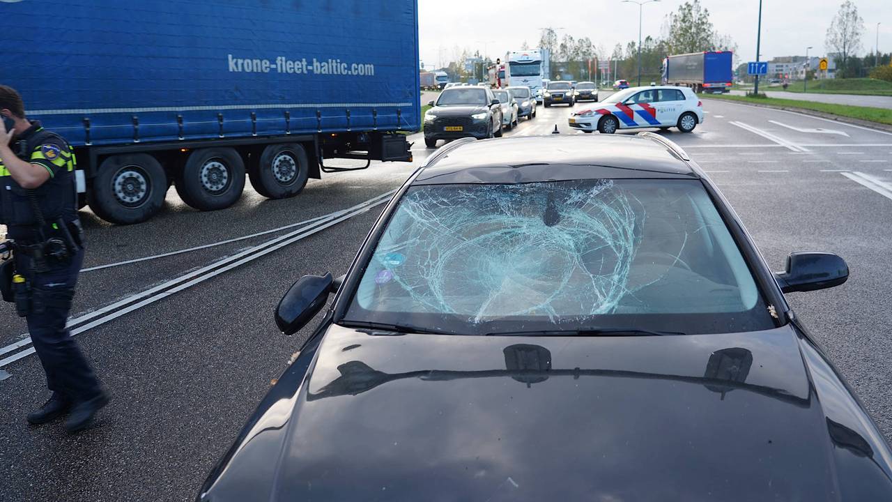 Fietser belandt op voorruit van auto bij botsing.