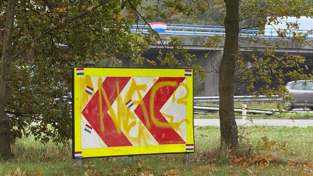 Stickers en een vlag bij de snelweg A58