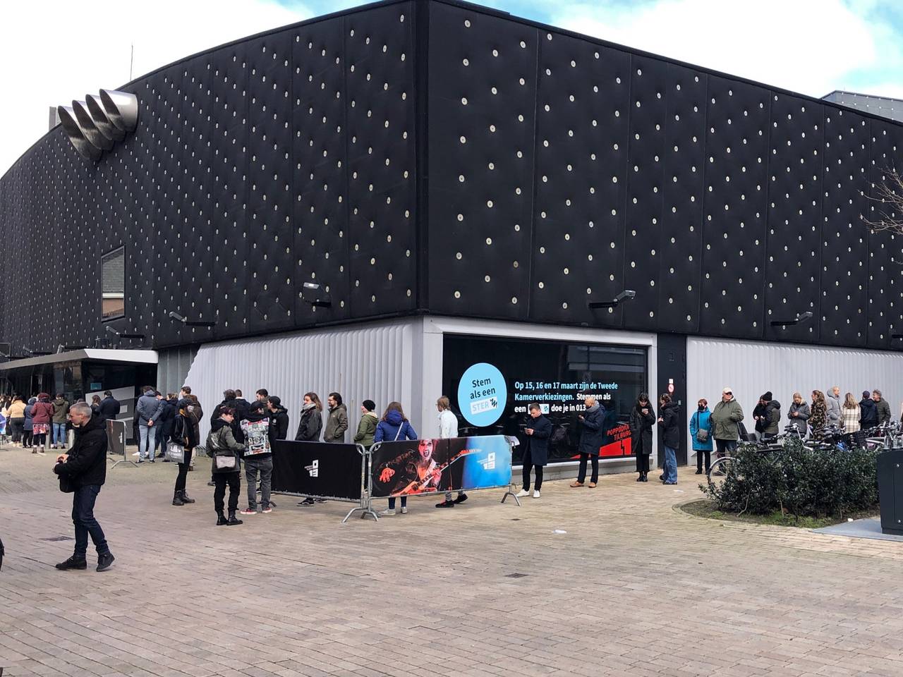 Drukte bij het stembureau in poppodium 013 (foto: Omroep Brabant). 