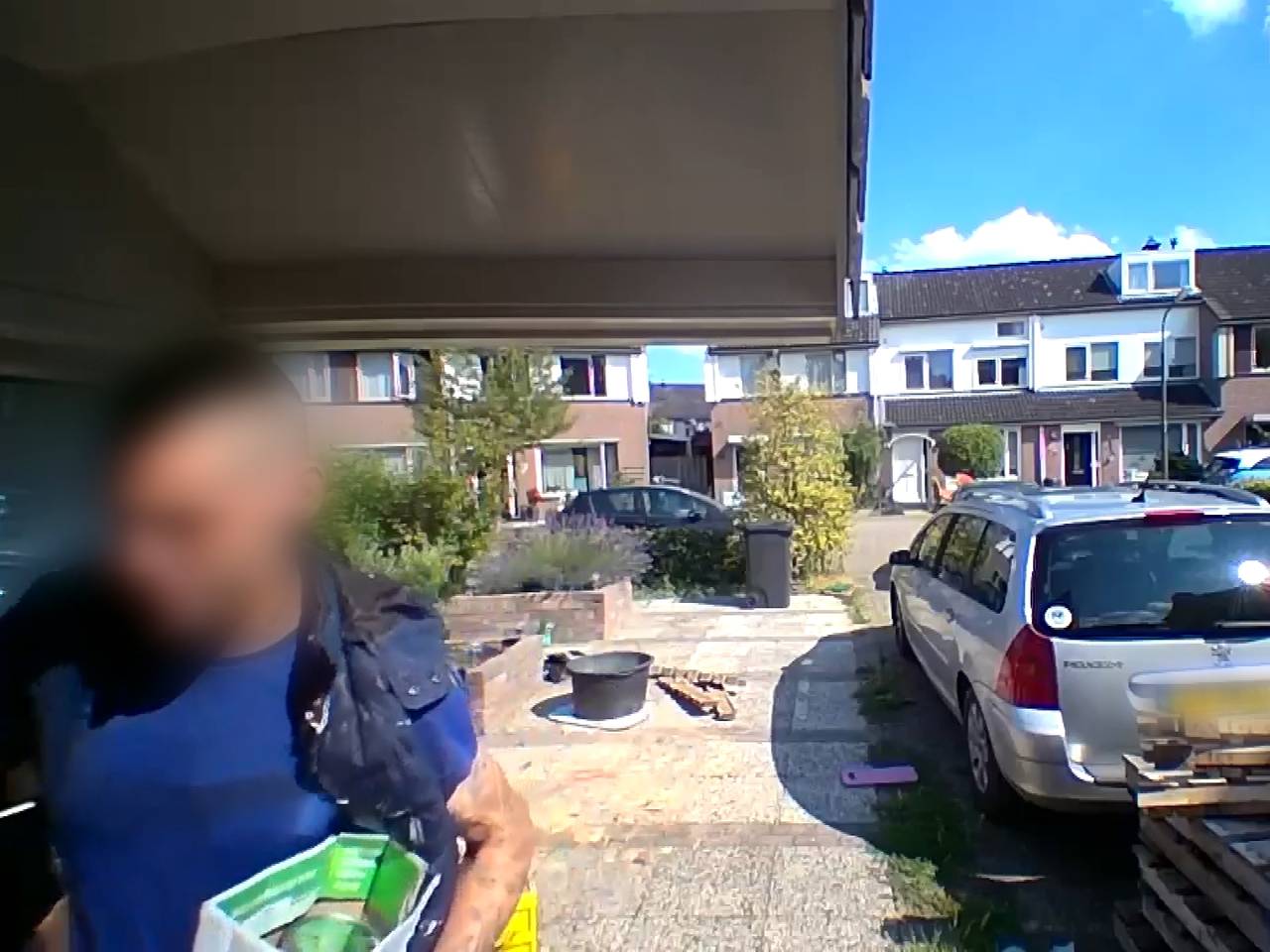 Bewakingsbeelden waarop de klusjesman te zien is.