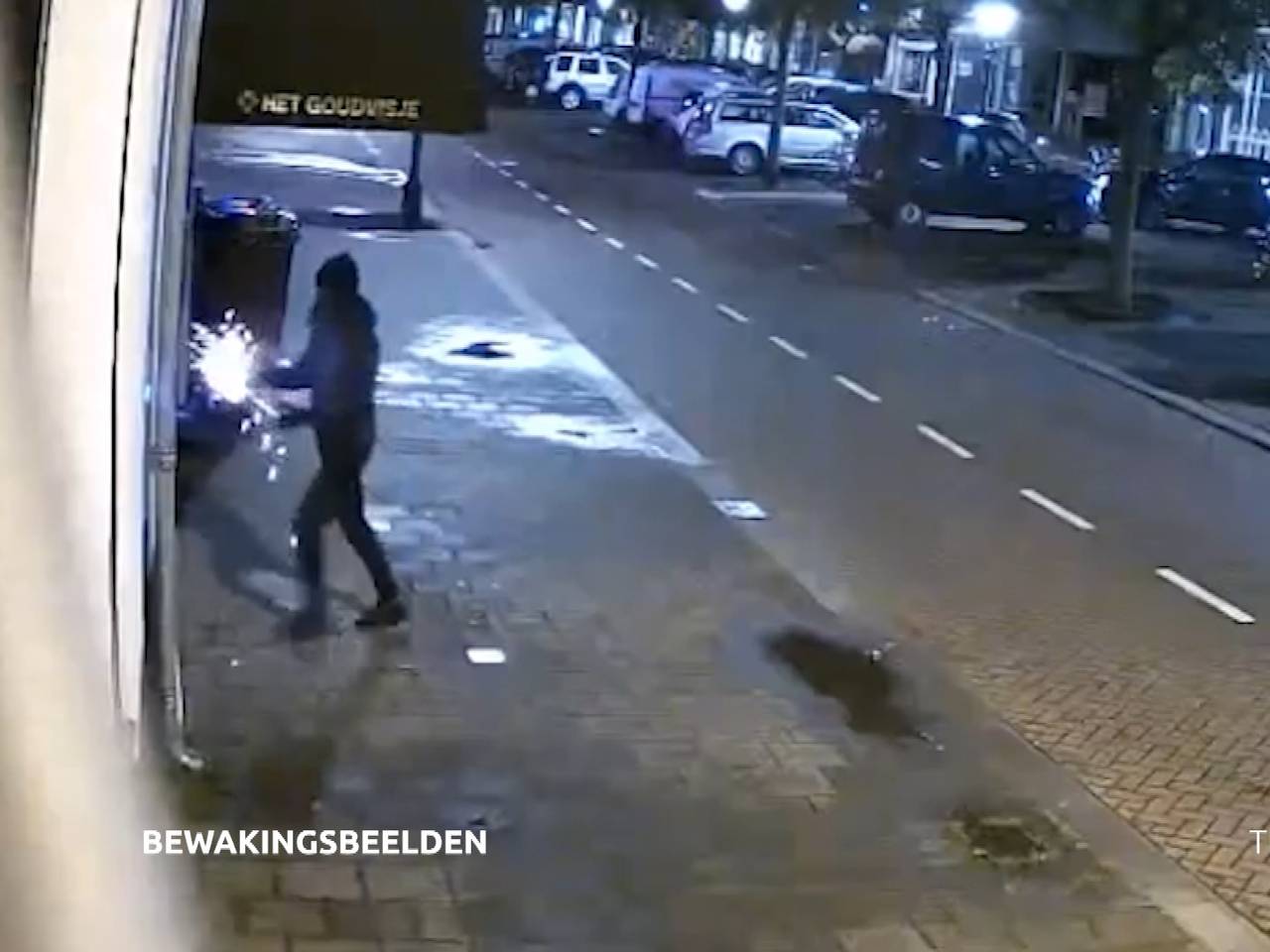 Explosie in viswinkel op beeld, politie zoekt de dader