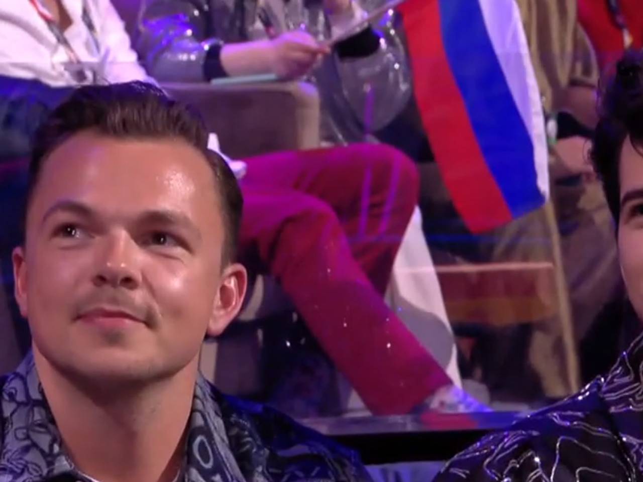 Wouter Hardy in de green room met Gjon's Tears (AVROTROS)