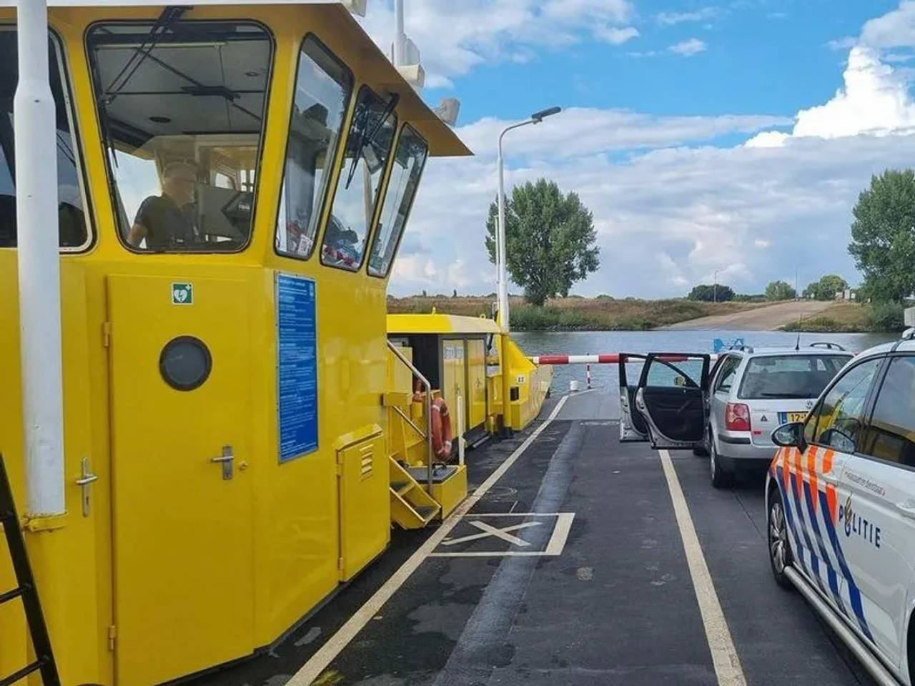 De politie op het pontje bij Lith (foto: wijkagent Oss).
