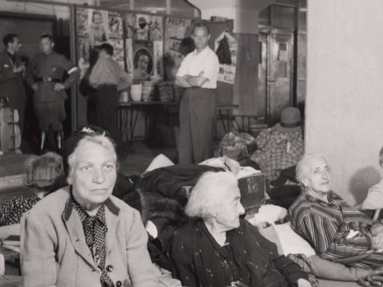 Teruggekeerde joodse Nederlanders in Eindhoven (foto: NIOD).