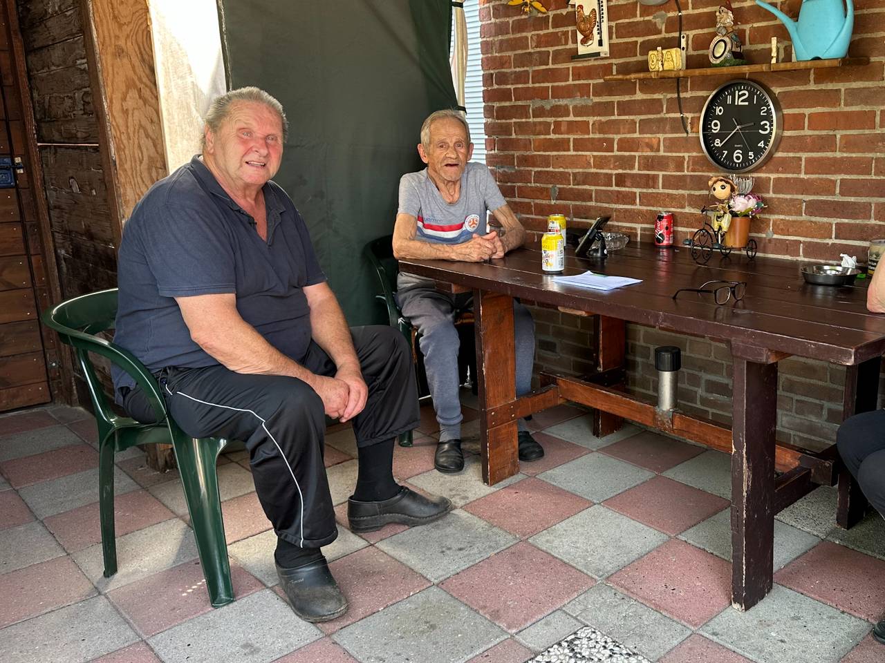 Nico, Ladi en Ella in de tuin (foto: Carlijn Kösters).