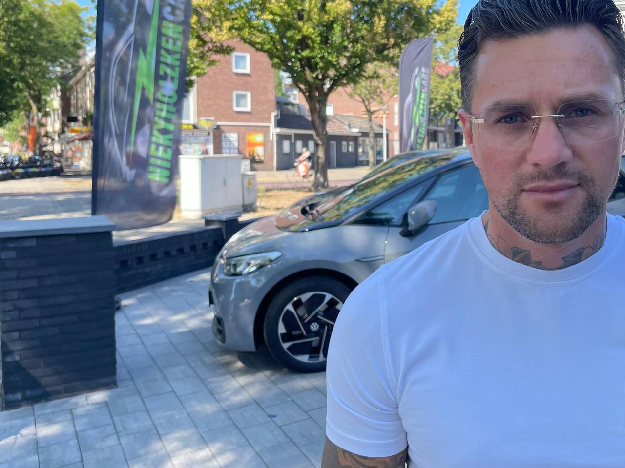 Nieky Holzken voor zijn auto's in Helmond (Foto: Alice van der Plas)