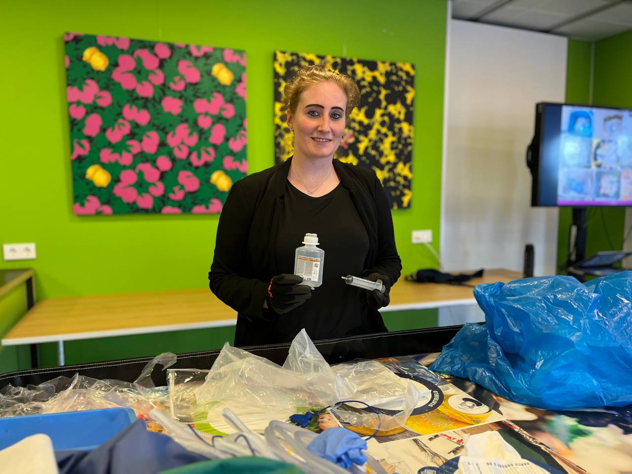 Anouk duikt vuilniszakken in om afval in JBZ beter te kunnen scheiden