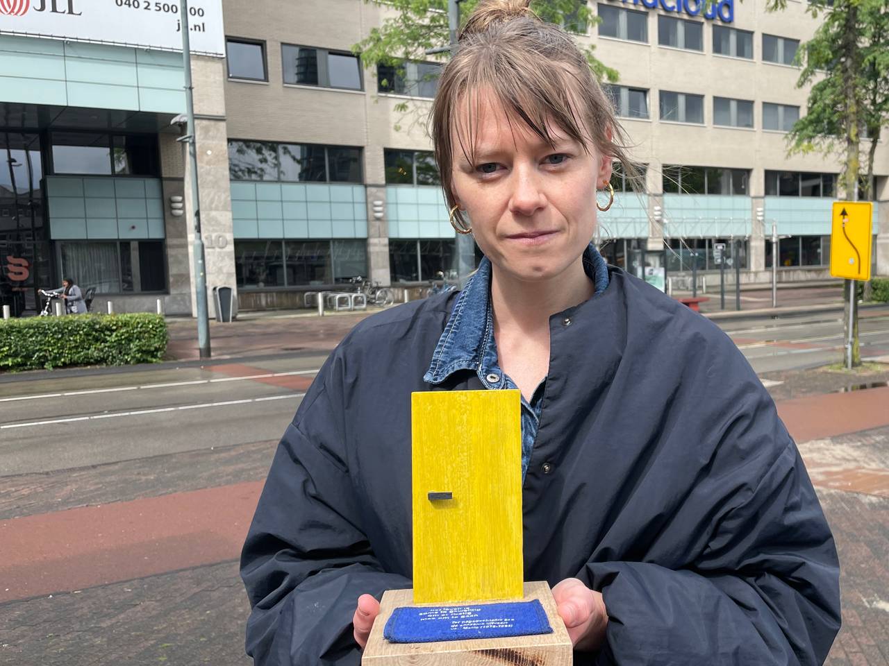 Corinne Heyrman met een monumentje (foto: René van Hoof).