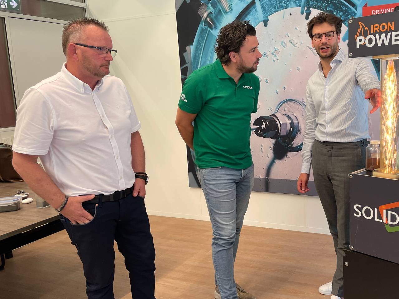 Mark Verhagen (rechts) van RIFT toont de nieuwe techniek aan de mensen van Unidek (foto: René van Hoof).