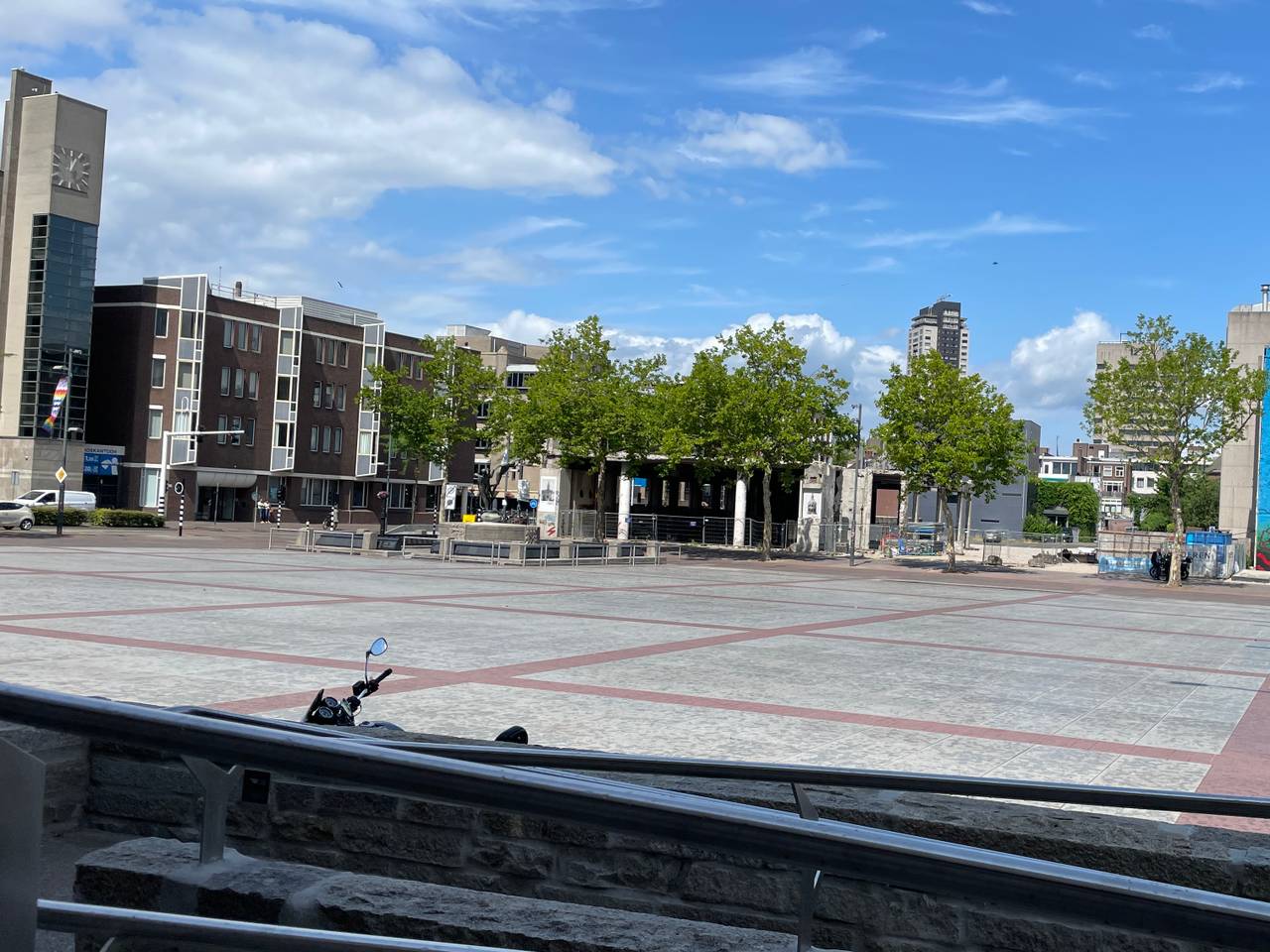 Een leeg Stadhuisplein (foto: René van Hoof)