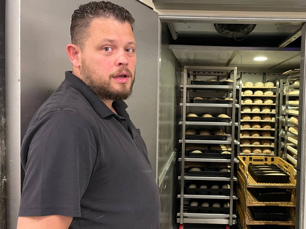 Koen Renders bij de ovens (foto: René van Hoof)