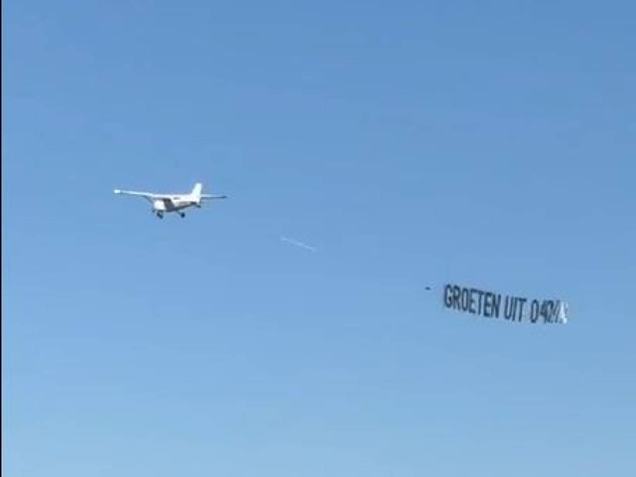 Groeten uit 040 vliegt over Amsterdam.